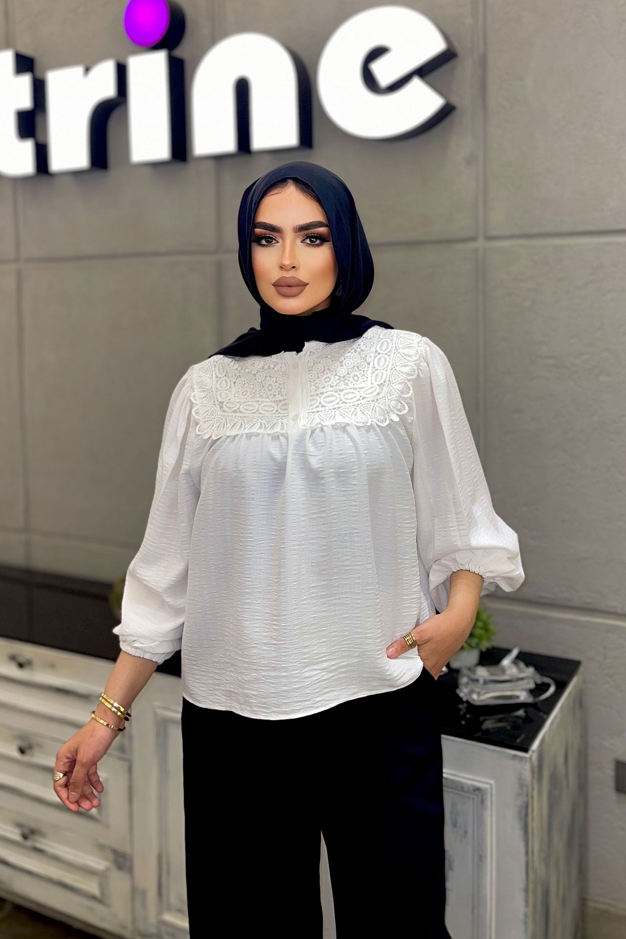 بلوزة بيضاء مزينة على الصدر
