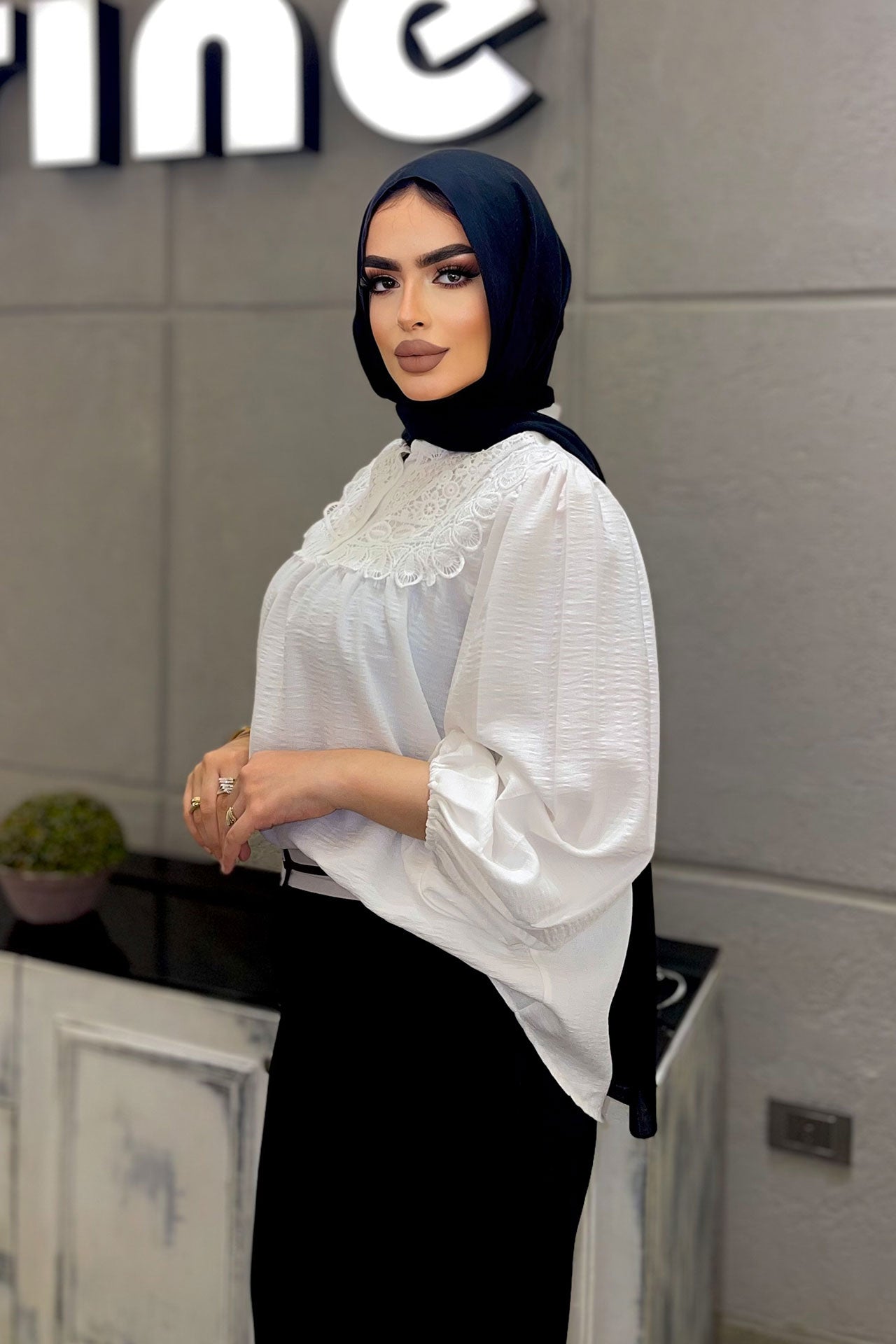 بلوزة بيضاء مزينة على الصدر