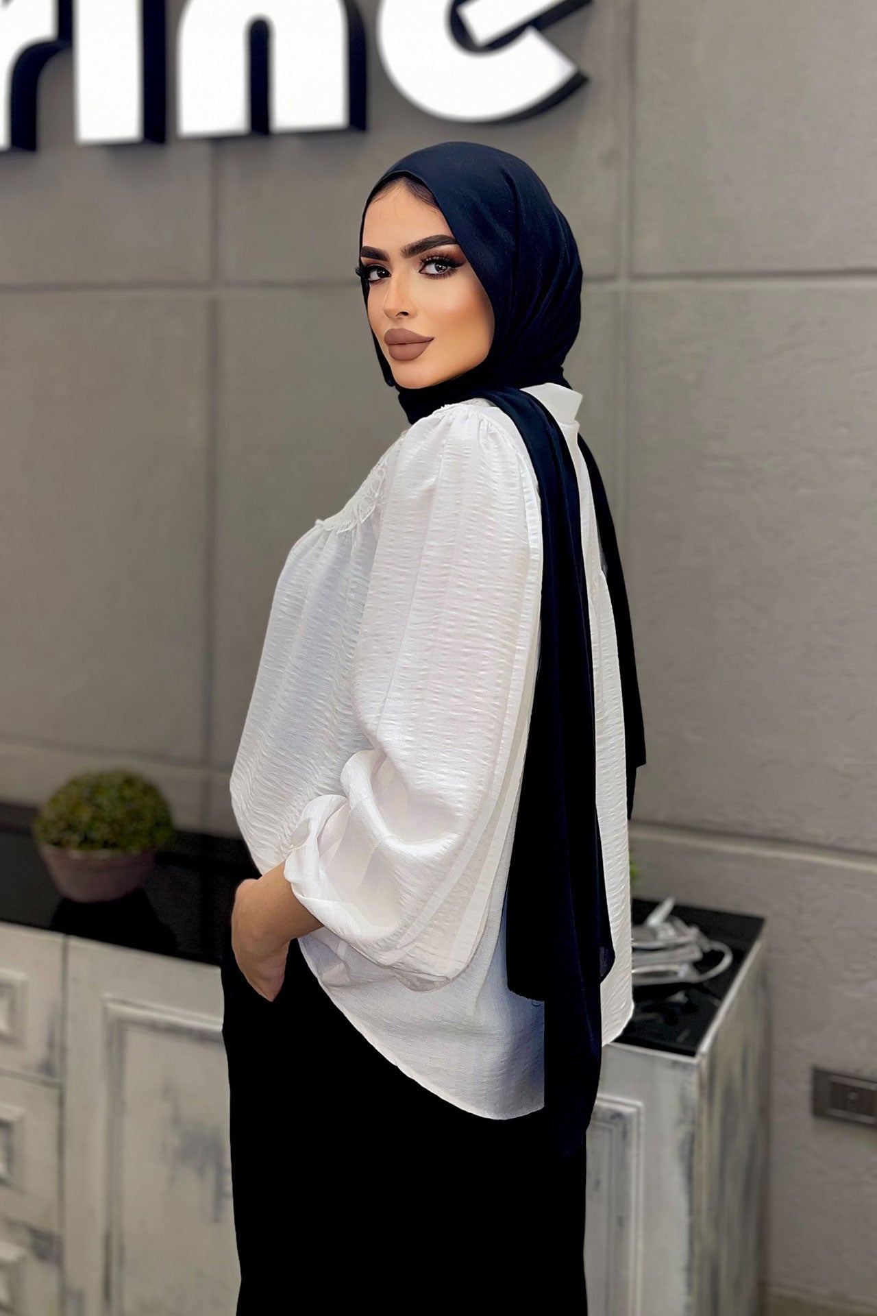 بلوزة بيضاء مزينة على الصدر