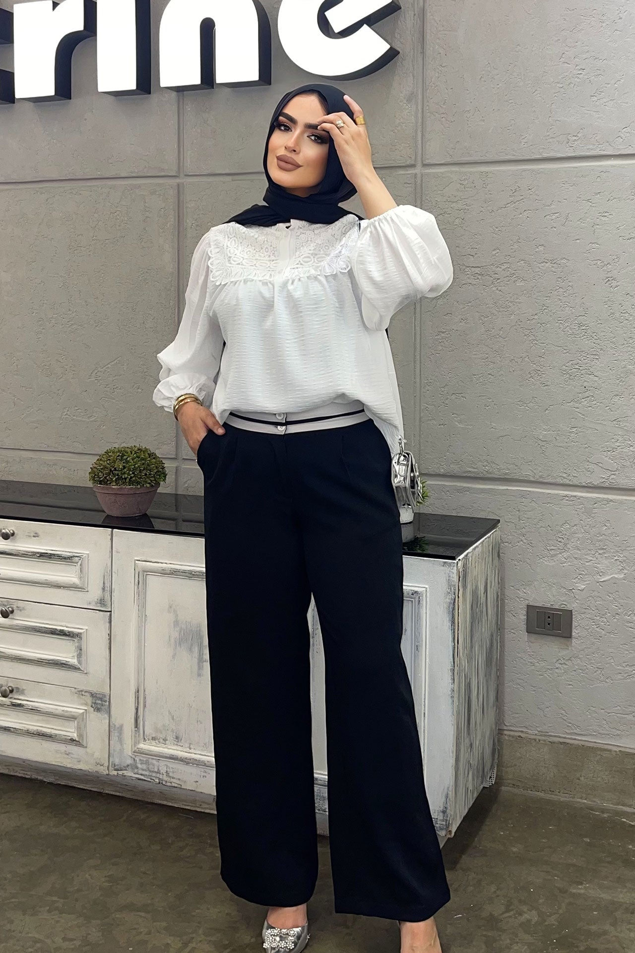 بلوزة بيضاء مزينة على الصدر